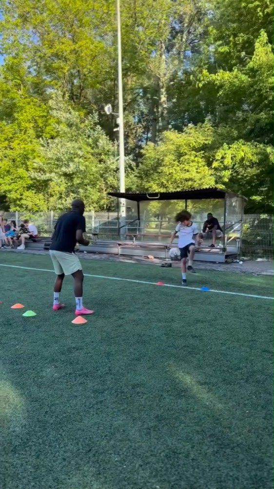 Entrenador dirigiendo una sesión individual de fútbol juvenil en Barcelona